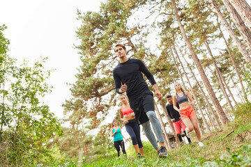 Gruppe Freunde beim Dauerlauf im Wald