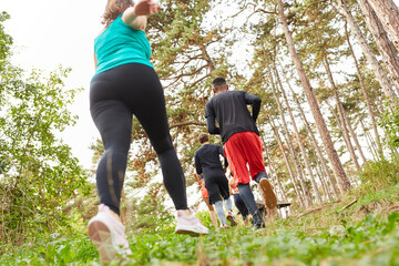 Junge Leute beim Jogging in der Natur für Fitness