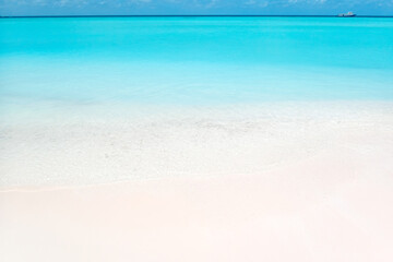 Fototapeta na wymiar The beautiful gradient blue sea and white sandy beaches of the Maldives