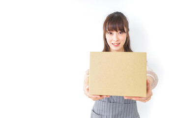 DIYをする若い女性