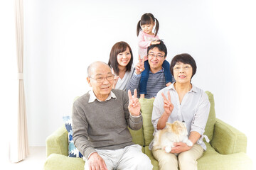 三世代 ファミリー 集合写真イメージ