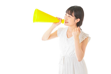 朝食を食べる若い女性