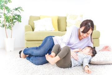 子どもを寝かせるお母さん