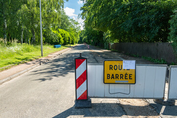 Chantier de voirie et réseaux. Panneau Route barrée. Signalétique Sens interdit et travaux