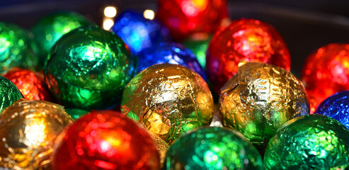 Schokoladenkugeln,  goldene bunte Papier, Nahaufnahme