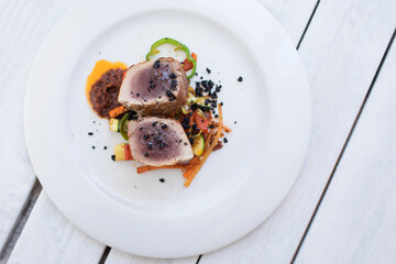 Taco de atún rojo cocinado a la parrilla vista cenital - Grilled tuna steak with vegetables - obrazy, fototapety, plakaty