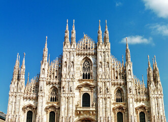 Fototapeta na wymiar facade Duomo in Milan, Italy