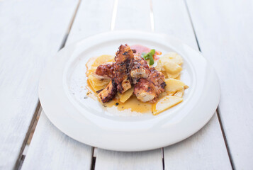 Pulpo a la brasa servido sobre patata con sal gorda - Delicious grilled octopus