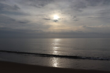 日の出を海岸より撮影