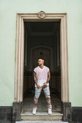 Fototapeta na wymiar Chico joven guapo tatuado posando en entornos urbanos con ropa a la moda