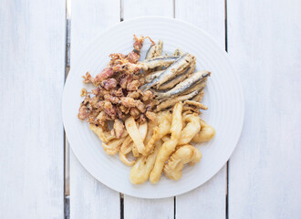 Fritura de Pescado Mediterráneo - Típico pescado frito español en el restaurante.