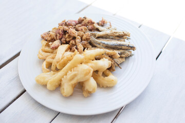 Fritura de Pescado Mediterráneo - Típico pescado frito español en el restaurante cenital - obrazy, fototapety, plakaty