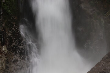 Fototapeta na wymiar 鳴沢の滝と呼ばれる日本の滝