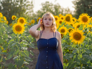 Mujer joven y guapa disfrutando de la primavera o verano en un campo de girasoles
