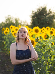 Mujer joven en un campo de girasoles