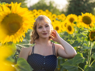 Mujer joven en un campo de girasoles