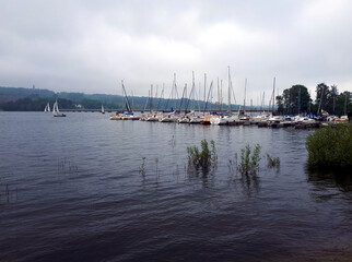 Segelboote im Hafen von Körbebecke am Möhnesee im Sauerland. 