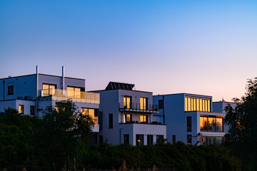 Häuser Immobilien Villen Villa Abendlicht modern Architektur Bauwerk Sonnenuntergang blaue Stunde...