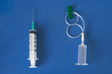 Comparison between classic syringe and modern vacutainer with butterfly needle.