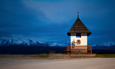 Widok z Łapszanki Na Tatry Bielskie  Nocą z Kapliczką  © Wojciech Lisiński