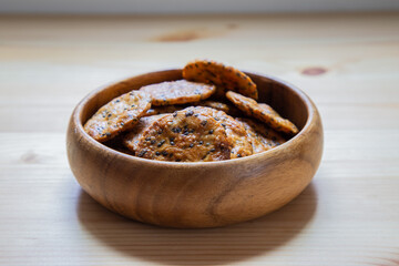 木の皿に入れられた胡麻煎餅