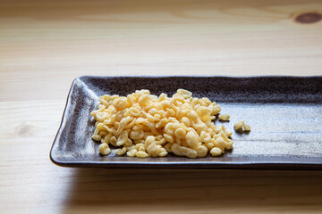 皿に盛られたサクサクの揚げ玉