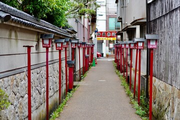灯篭の立つ趣のある道