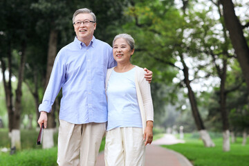 Obraz premium Happy old couple walking in the park