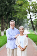 Obraz premium Happy old couple walking in the park