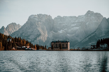 Hotel nad jeziorem otoczony górami