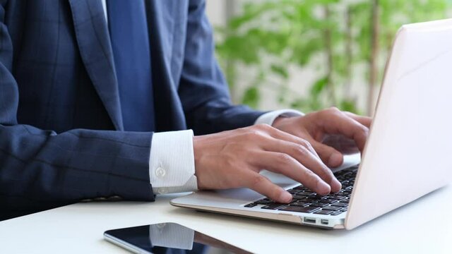 パソコンを操作するサラリーマン男性