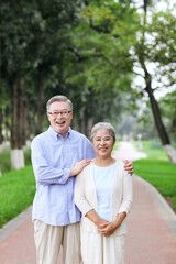 Obraz premium Happy old couple walking in the park