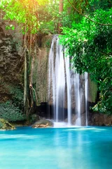 Foto op Plexiglas Mooie waterval in bos bij Erawan National Park in Thailand. © preto_perola