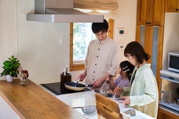 一緒に料理をする仲のいい家族