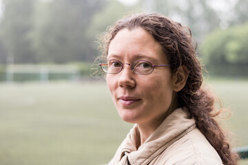 portrait jeune femme naturelle avec lunette