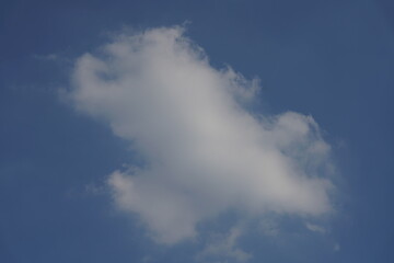 Blauer Himmel mit weißen, schönen, sommerlichen Wolken im Detail