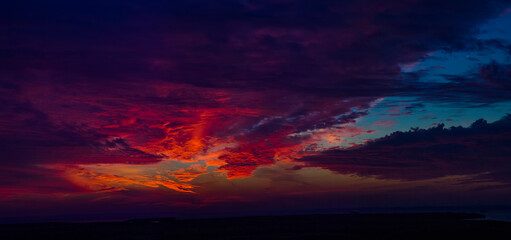 Fototapeta na wymiar Spektakulärer Sonnenuntergang