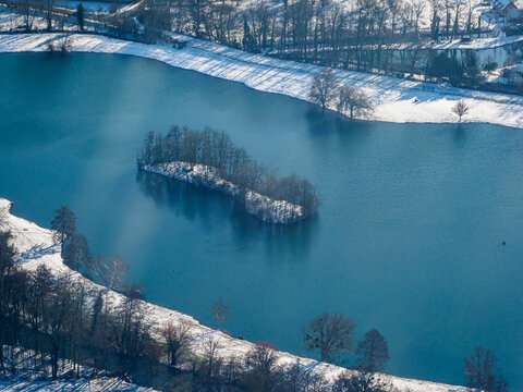 vue aérienne d'un lac sous la neige à Saint Germain sur Avre dans l'Eure en France