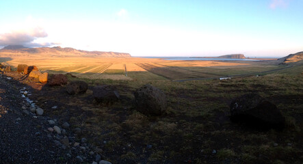 Panoramasicht über die Bucht bei Vík í Mýrdal auf Island. 