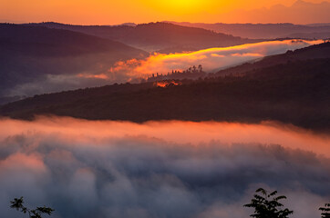 Nebbia di fuoco al tramonto