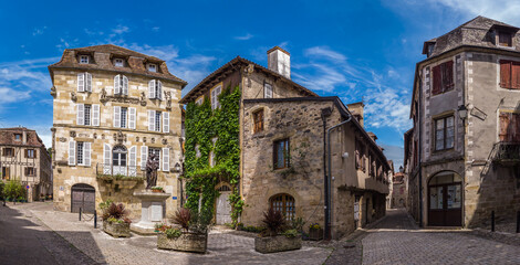 Fototapeta na wymiar Beaulieu sur Dordogne (Corrèze, France) - Vue panoramique de la Place de la Bridolle et de la maison renaissance