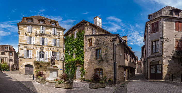 Beaulieu sur Dordogne (Corr&egrave;ze, France) - Vue panoramique de la Place de la Bridolle et de la maison renaissance