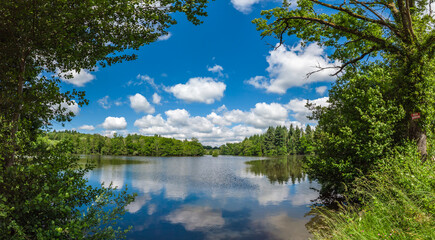 Beyssac (Corr&egrave;ze, France) - Vue panoramique de l'&eacute;tang de la Rech&egrave;ze