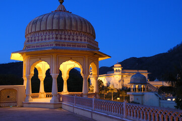 Vista nocturna de los templos y jardines de Kanak Vrindavan en las inmediaciones de la ciudad de Jaipur en Rajastán, India