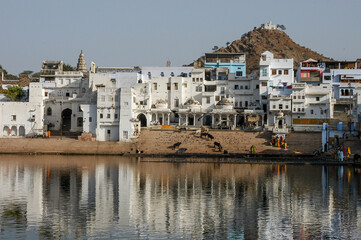 Lago de Pushkar y edificaciones reflejadas en el agua, Rajastán, India