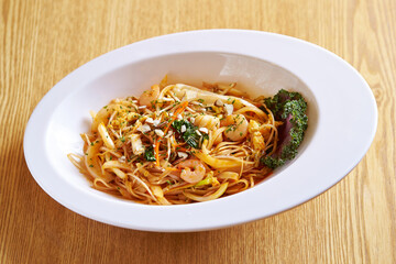 Fried noodles with various ingredients 