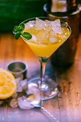Cóctel mini mojito con zumo natural, ron y mucho hielo para refrescarse en los cálidos veranos del Mediterráneo 