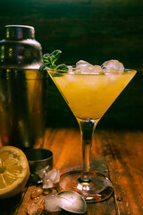 Cóctel mini mojito con zumo natural, ron y mucho hielo para refrescarse en los cálidos veranos del Mediterráneo 