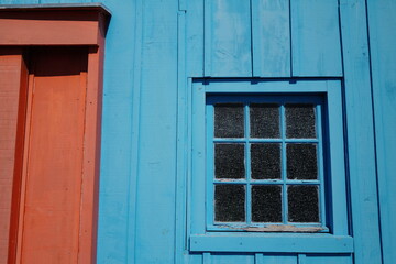 Fototapeta na wymiar cabane rouge et bleue