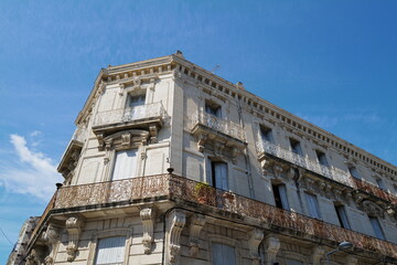 facade immeuble ciel bleu